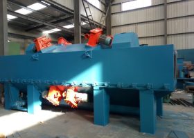 山西拋丸機：剛裝車完畢，將一臺鋼結(jié)構(gòu)通過式拋丸機發(fā)往山西